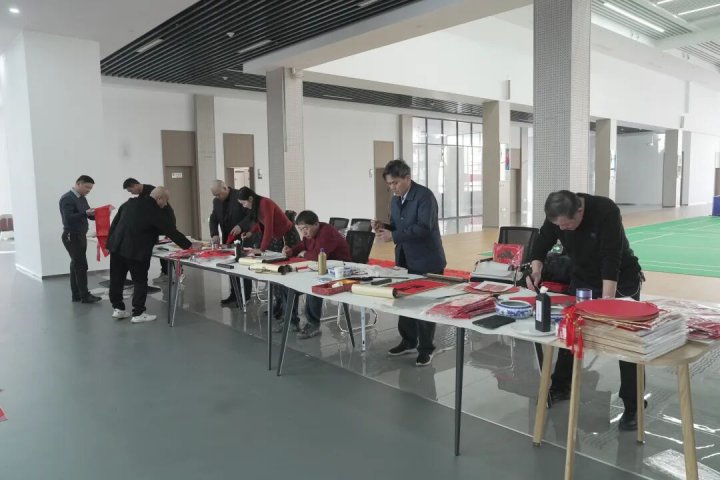 万搏平台-万搏(中国)一站式服务平台
书画协会开展写春联送祝福活动