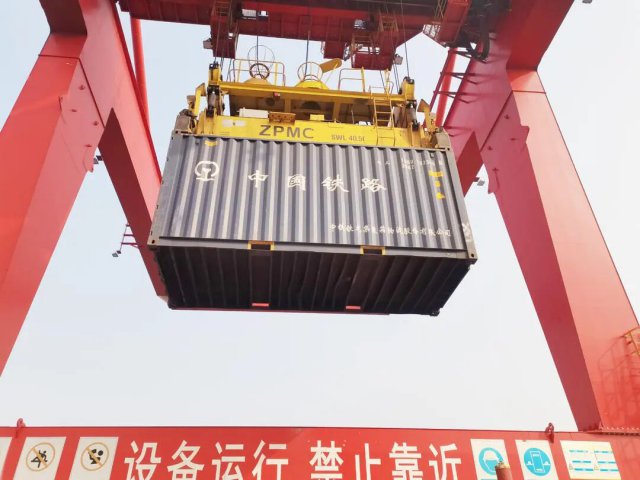 从边境到内河！策克口岸首列集装箱煤炭抵达跃进港